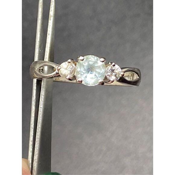 Sterling silver 925 pale blue round topaz and flanked by two small CZs ring 7.5 - Picture 13 of 13